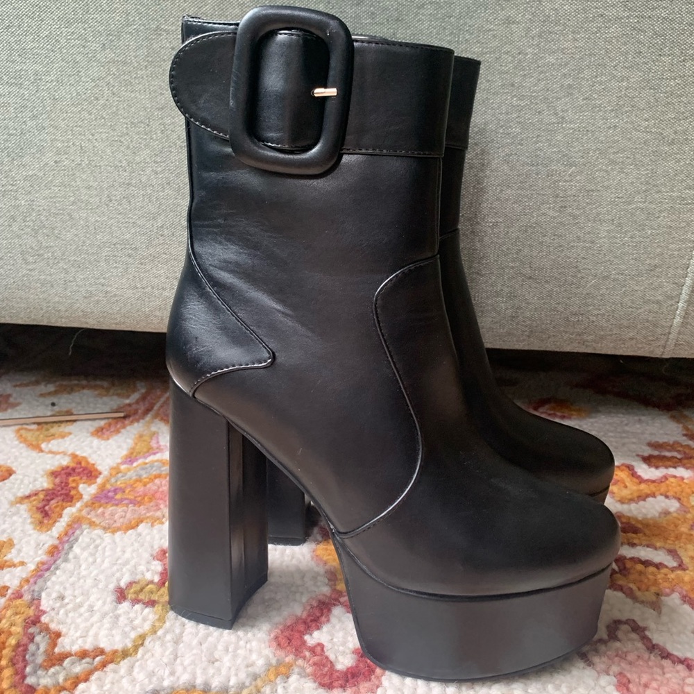 Azalea Wang Platform black Booties. Size 9